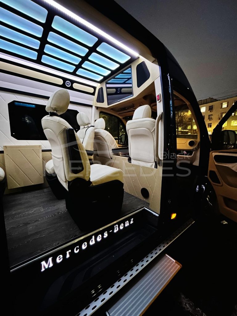 Чёрный микроавтобус Mercedes-Benz Sprinter VIP  8 мест