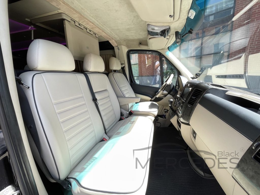 Микроавтобус Mercedes Sprinter VIP черный (10 мест)