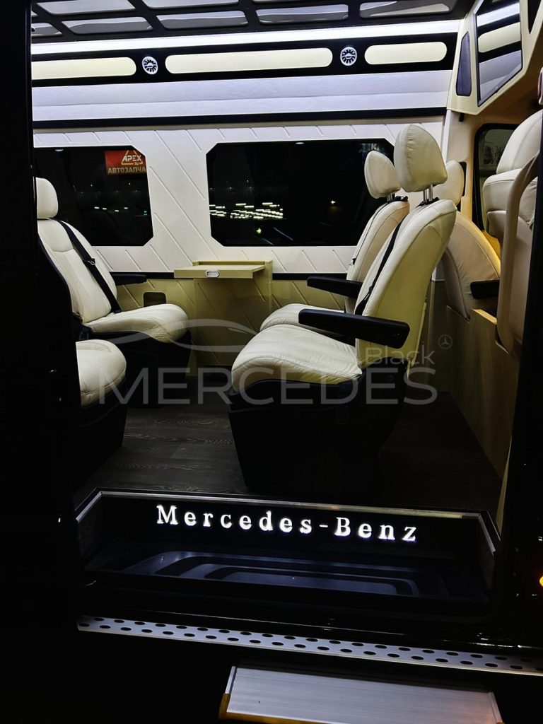 Чёрный микроавтобус Mercedes-Benz Sprinter VIP  8 мест
