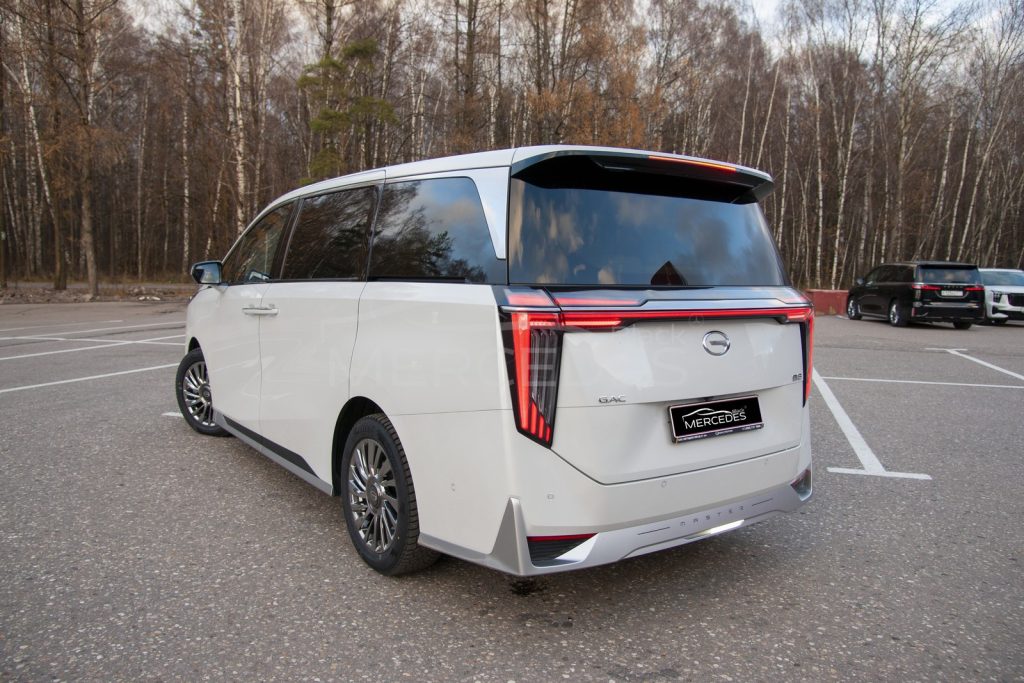Минивэн GAC M8 белый  6 мест