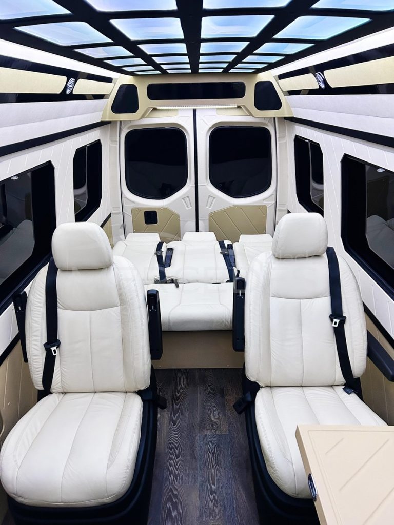 Чёрный микроавтобус Mercedes-Benz Sprinter VIP  8 мест