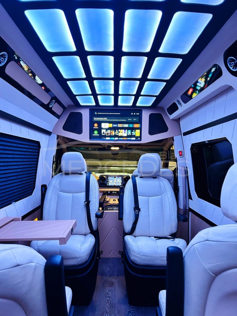 Чёрный микроавтобус Mercedes-Benz Sprinter VIP  8 мест