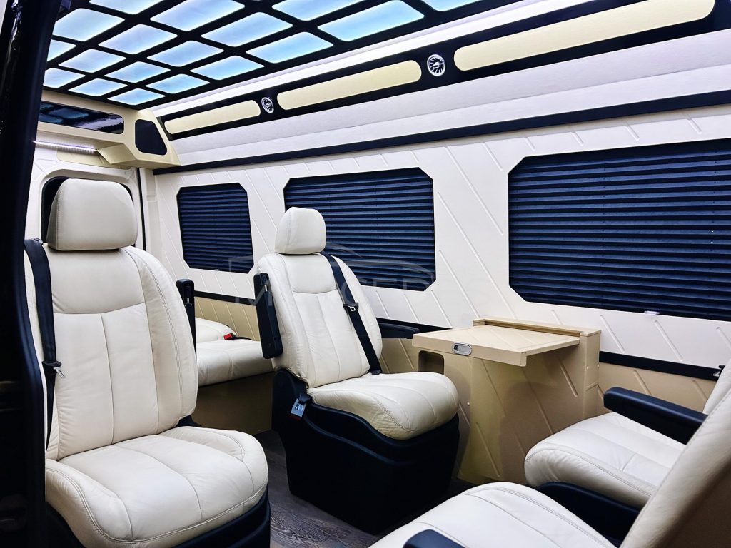 Чёрный микроавтобус Mercedes-Benz Sprinter VIP  8 мест