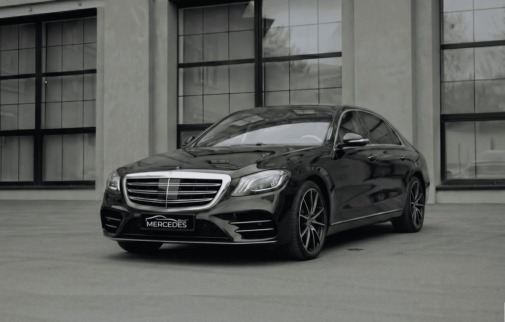 Черный седан Mercedes S222 (рестайлинг)