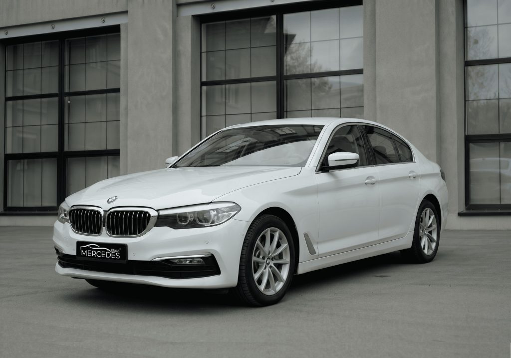 Белый седан BMW 5 VII G30/G31