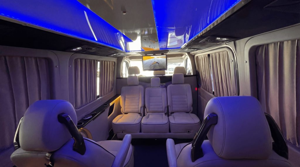 Микроавтобус Mercedes Sprinter VIP черный (10 мест)