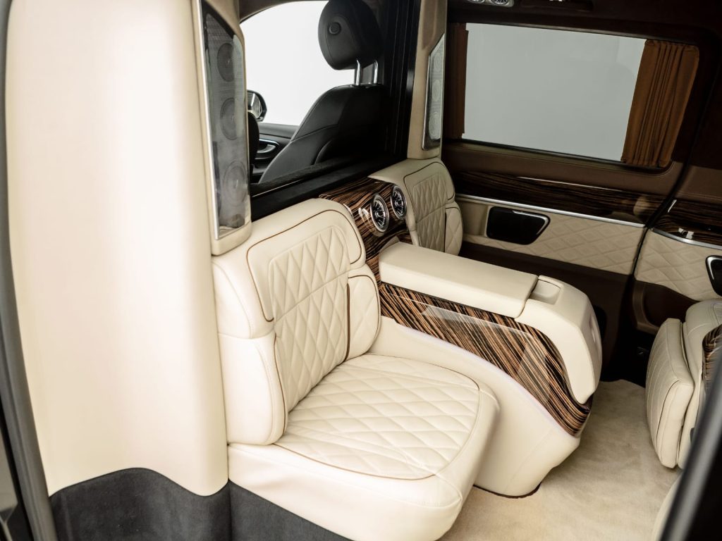 Минивэн Mercedes-Benz V-класс 2023 года (перегородка, VIP кабинет)