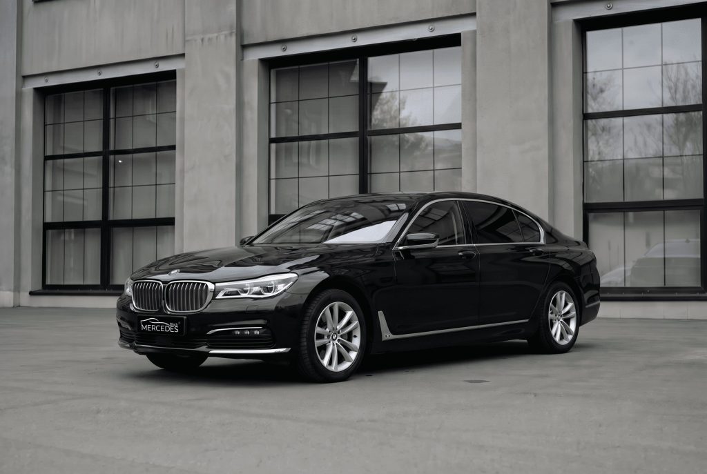 Черный седан BMW 7 NEW