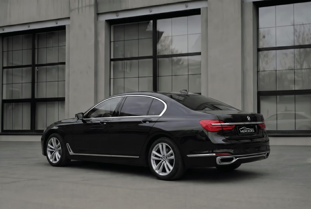 Черный седан BMW 7 NEW