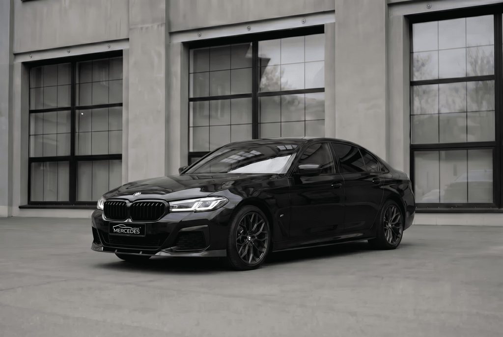 Черный седан BMW 5 NEW