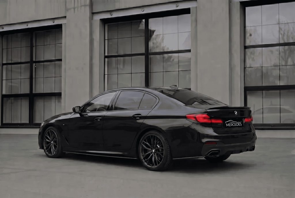 Черный седан BMW 5 NEW