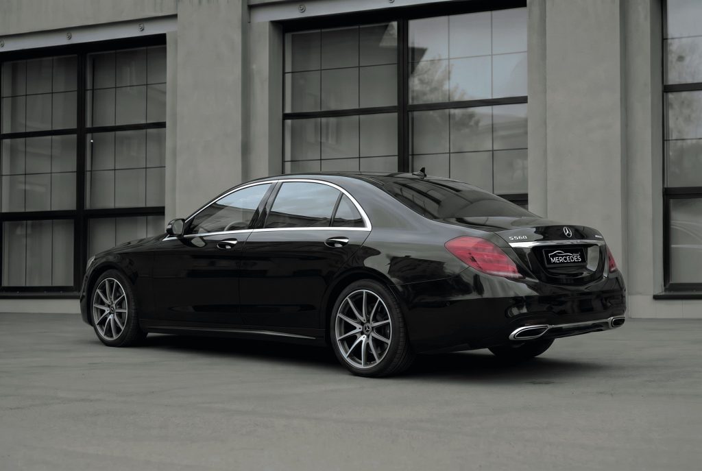 Черный седан Mercedes S222 (рестайлинг)