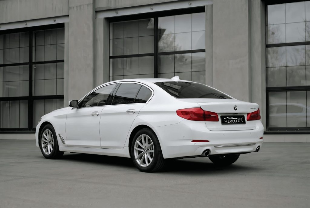 Белый седан BMW 5 VII G30/G31