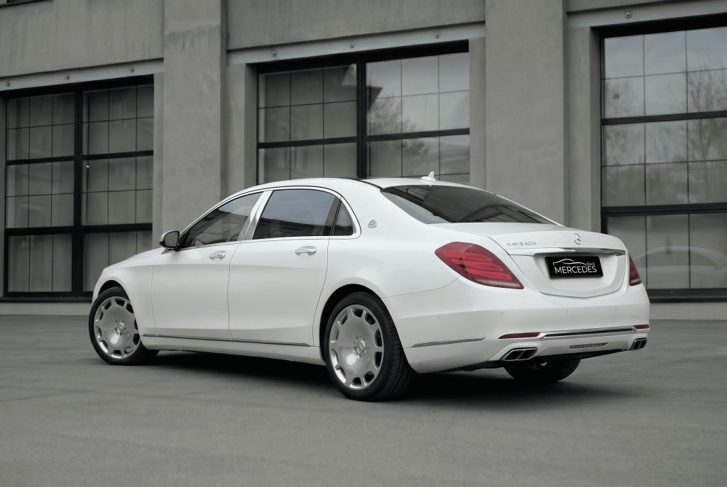 Белый седан Mercedes-Benz Maybach S222