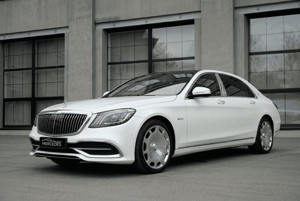 Белый седан Mercedes-Benz Maybach S222