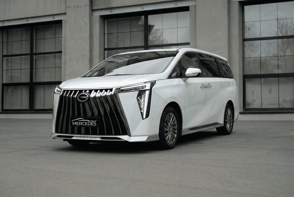 Минивэн GAC M8 белый  6 мест