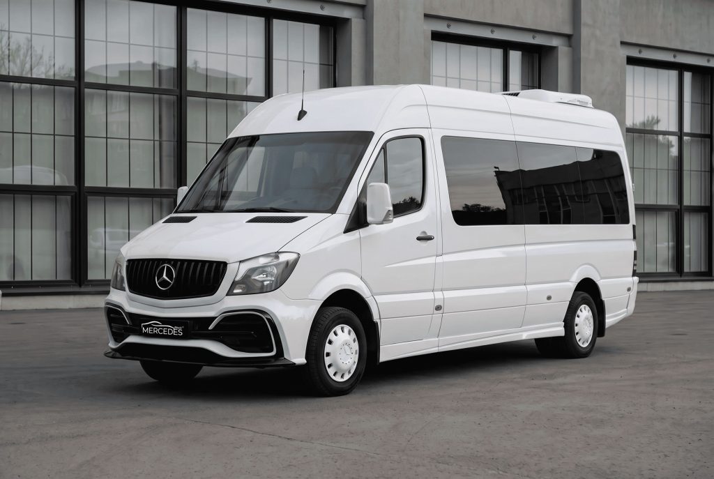 Микроавтобус Mercedes Sprinter белый