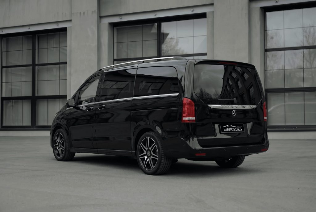 Минивэн Mercedes-Benz V-класс 2023 года (перегородка, VIP кабинет)