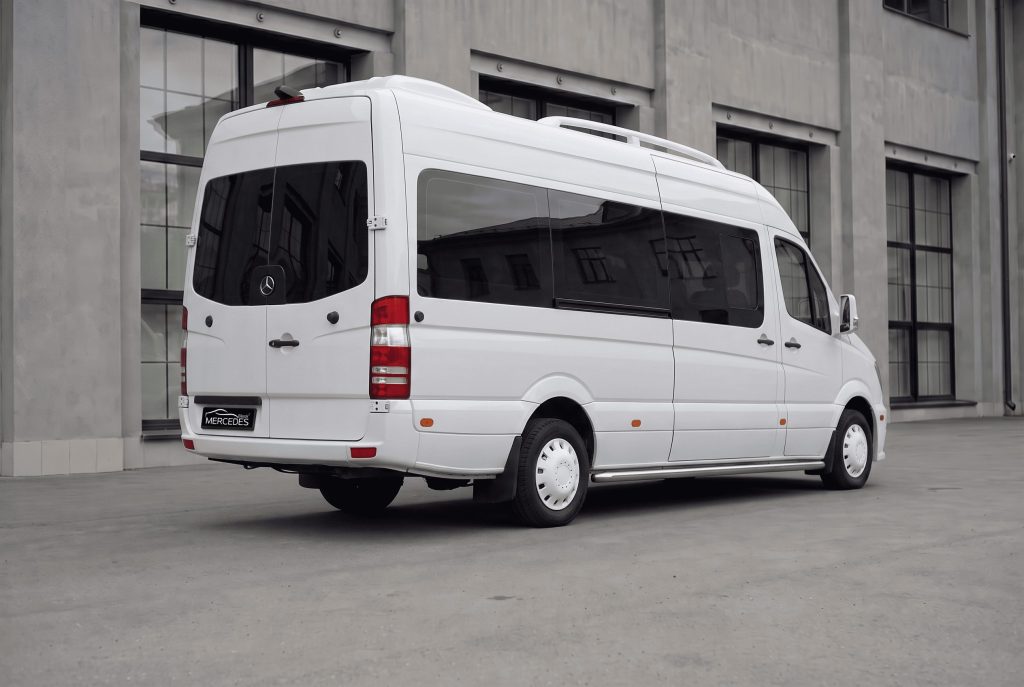 Микроавтобус Mercedes Sprinter белый