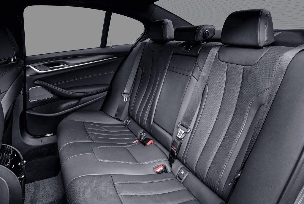 Белый седан BMW 5 VII G30/G31