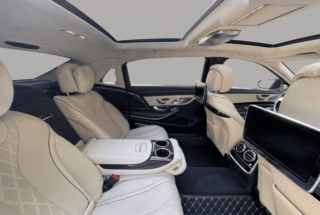 Белый седан Mercedes-Benz Maybach S222
