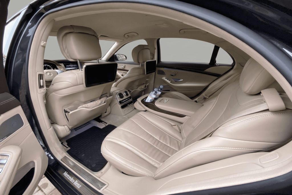 Черный седан Mercedes S222 (рестайлинг)