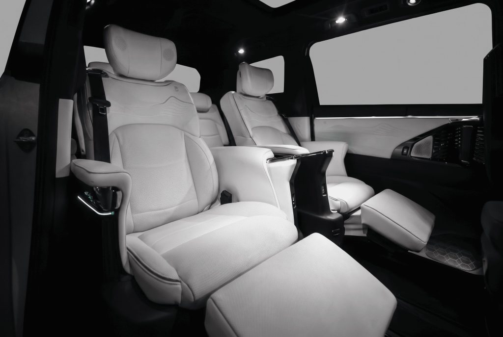 Минивэн GAC M8 белый  6 мест