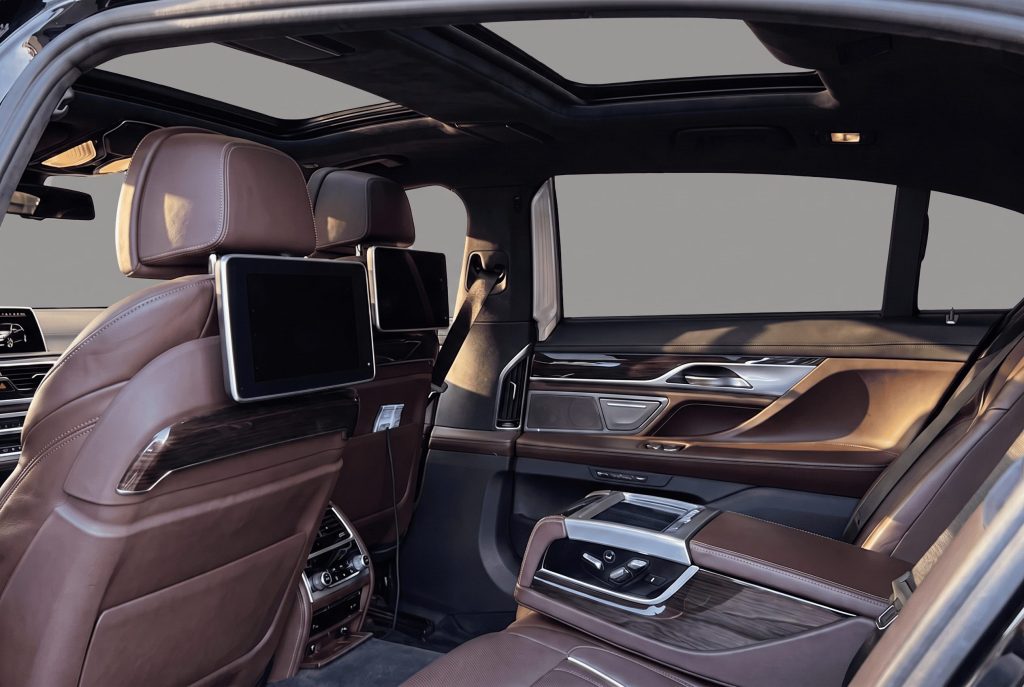 Черный седан BMW 7 NEW