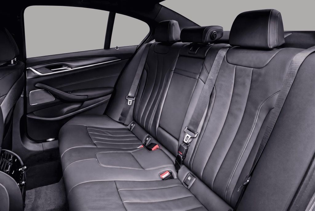 Черный седан BMW 5 NEW